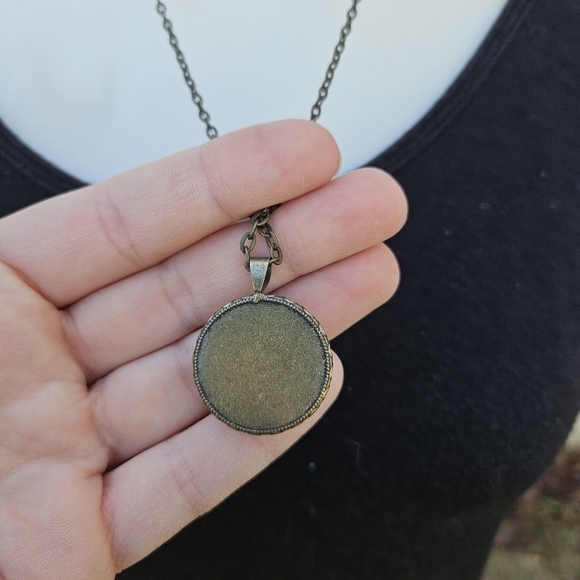 dark brass chain necklace with round pastel flower pendant - Picture 2 of 3